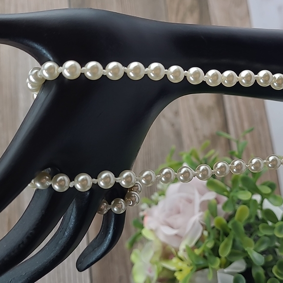 SINGLE STRAND WHITE FAUX PEARL NECKLACE - Picture 2 of 5